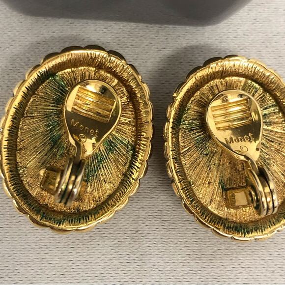 Vintage 1980s Monet Pearlescent Oval Gold Tone Clip On Earrings Signature Stamp - Picture 14 of 16